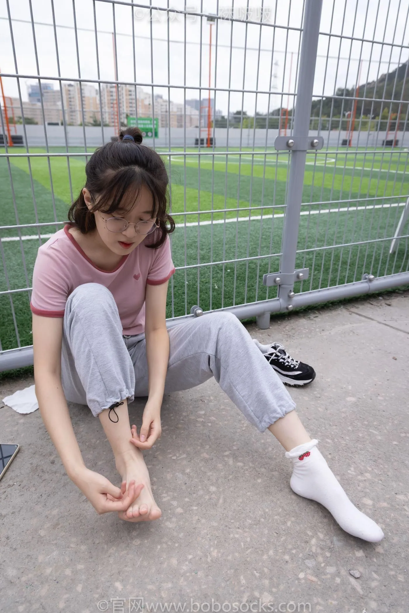 [BoBoSocks袜啵啵]NO.016 熊熊-斯凯奇运动鞋、棉袜（踩脏）、裸足 [147P]插图